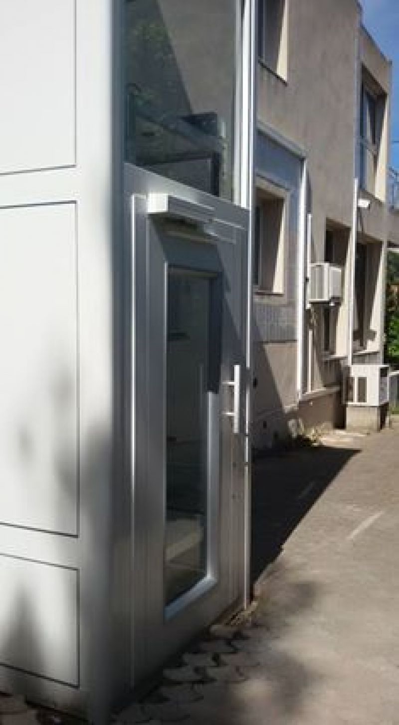 Elévateur avec portes battantes automatiques dans un ERP