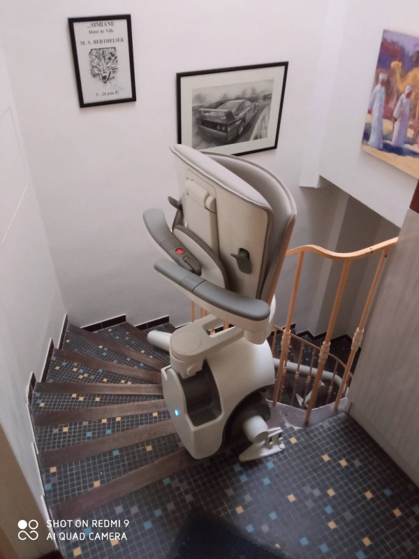 Faire installer un monte escalier électrique dans un escalier forme courbe dans le Var