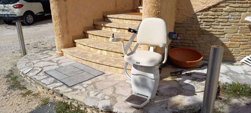monte escalier sur sa station de charge en bas