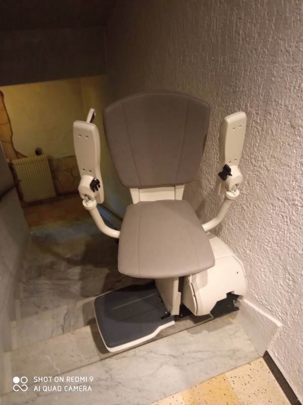 Monte escalier droit à l'arrivée avec assise pivotée