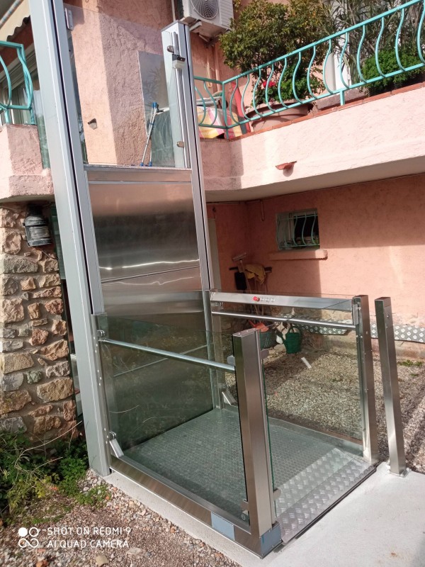 Installer une Plate forme d'accès verticale pour personne à mobilité réduite chez un particulier dans le Var
