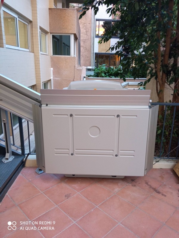 Installation d'une plateforme inclinée en extérieur d'un immeuble à Monaco