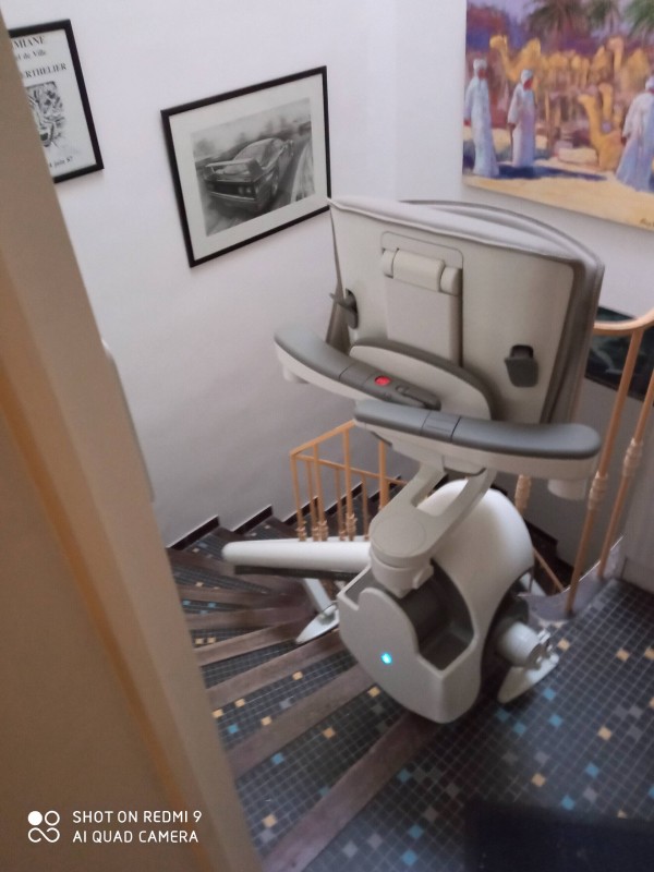 Faire installer un monte escalier électrique dans un escalier forme courbe dans le Var