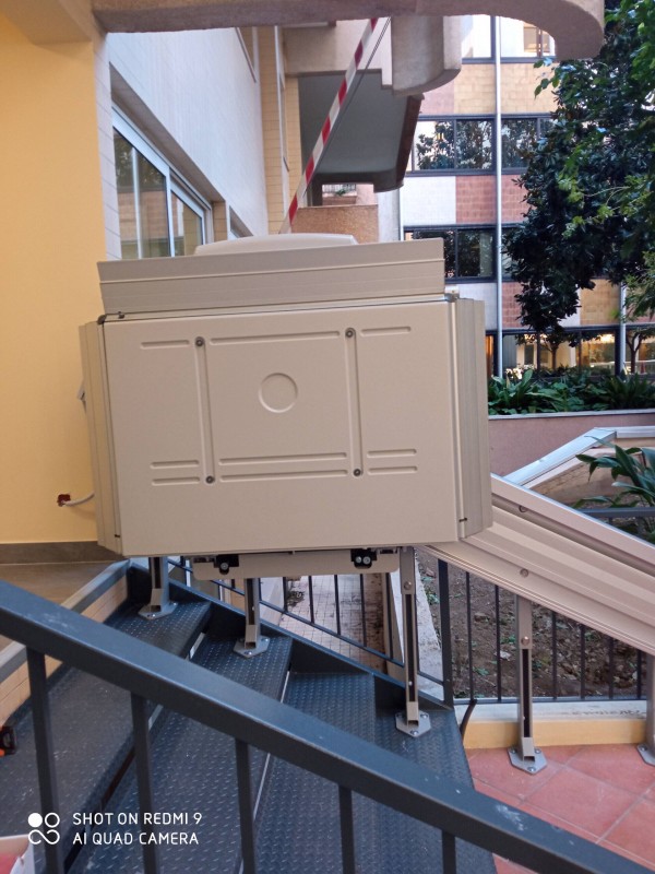 Installation d'une plateforme inclinée en extérieur d'un immeuble à Monaco