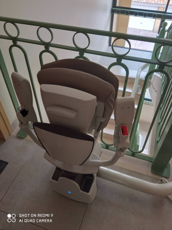 Faire installer un monte escalier électrique dans un escalier forme courbe dans le Var