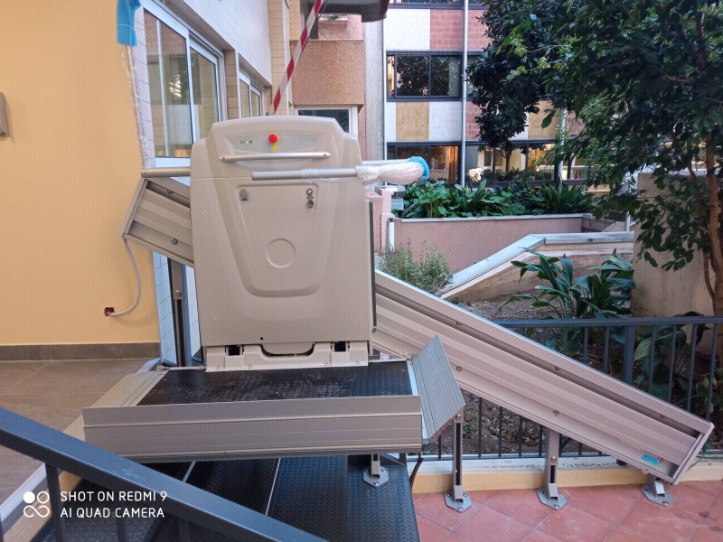 Installation d'une plateforme inclinée en extérieur d'un immeuble à Monaco