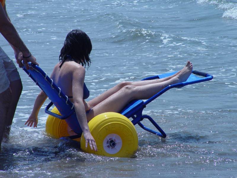 Accès à la baignade avec un fauteuil de mise à l'eau JOB