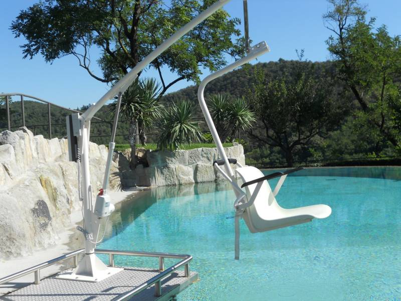 Elévateur d'accès à la baignade sur potence modèle F 145