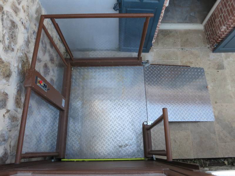 Plateforme élévatrice LIFTBOY 5 installée à La Garde : accessibilité extérieure PMR jusqu’à 130 cm