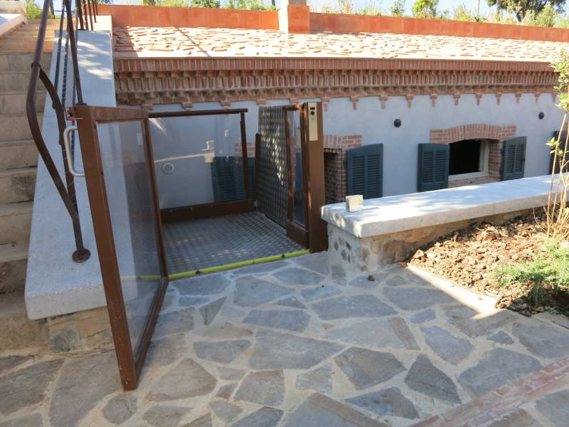 Plateforme élévatrice LIFTBOY 5 installée à La Garde : accessibilité extérieure PMR jusqu’à 130 cm