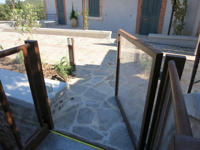 Plateforme élévatrice LIFTBOY 5 installée à La Garde : accessibilité extérieure PMR jusqu’à 130 cm