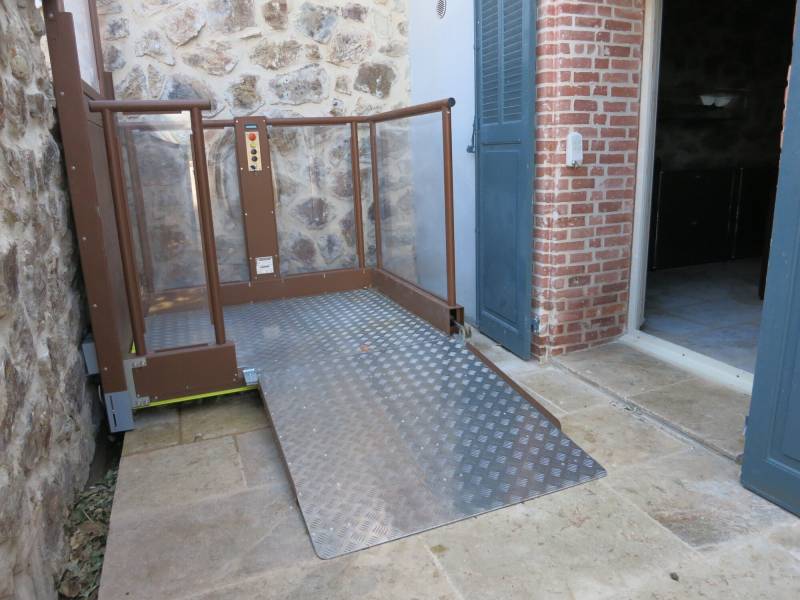 Plateforme élévatrice LIFTBOY 5 installée à La Garde : accessibilité extérieure PMR jusqu’à 130 cm