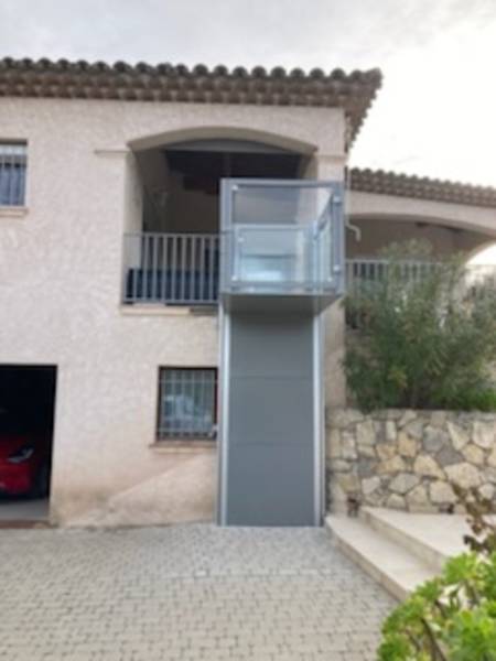 Elévateur SIGMA avec nacelle à l'étage supérieur