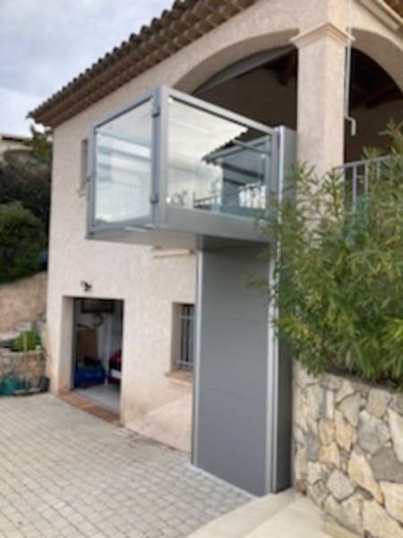 Elévateur SIGMA vu de profil, avec nacelle en position haute