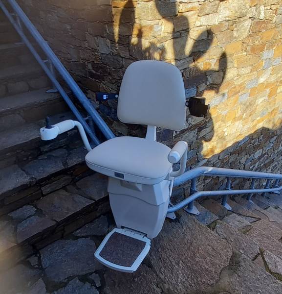 Monte escalier extérieur sur son trajet au niveau du palier intermédiaire
