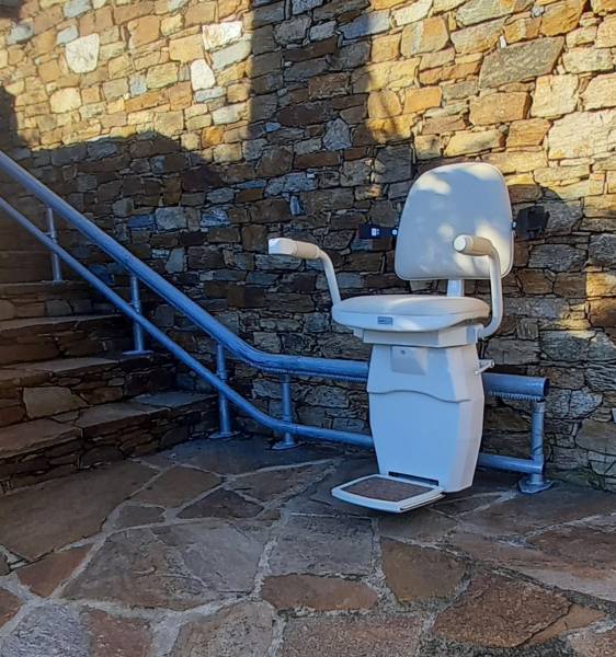 Monte escalier extérieur sur sa station de départ au niveau bas