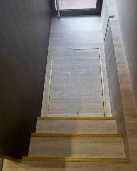 Plateforme redescendue en position intégrée après utilisation