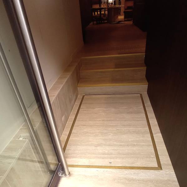 Plateforme Z-SLIM intégrée dans le sol à l'entrée de la boutique