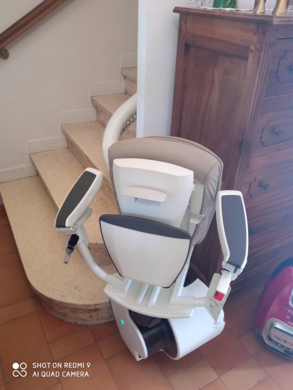 Faire installer un monte escalier électrique dans un escalier forme courbe dans le Var