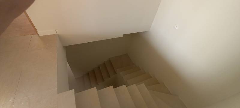 Installer un élévateur vertical hydraulique pour fauteuil roulant dans une villa à La Valette-du-Var (près de Toulon)