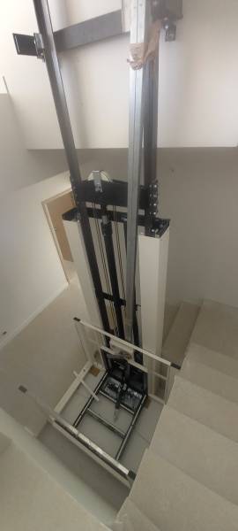 Installer un élévateur vertical hydraulique pour fauteuil roulant dans une villa à La Valette-du-Var (près de Toulon)
