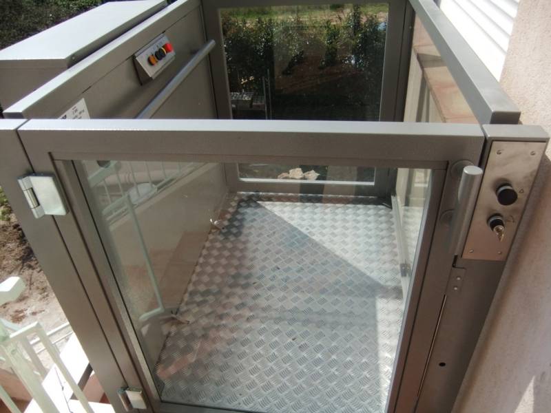 Vue de la nacelle depuis le portillon fermé à l'étage