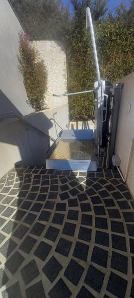 plateforme à la station d'arrivée rampe et bras de sécurité déployés