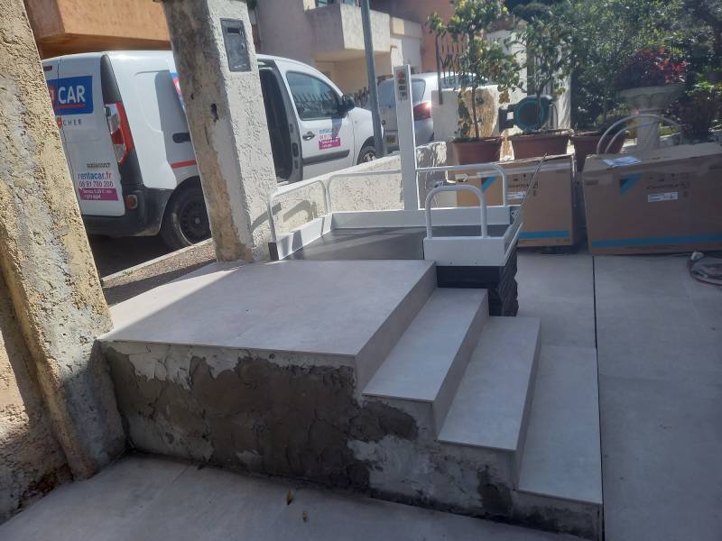 Plateforme LIFTBOY 2 installée au Cannet : solution compacte et élégante pour l’accessibilité PMR à domicile