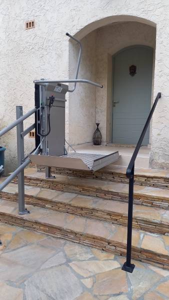 Plateforme monte escalier sur la station d'arrivée de la porte d'accès à l'habitation