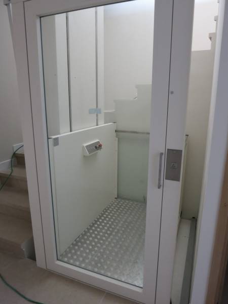 Installer un élévateur vertical hydraulique pour fauteuil roulant dans une villa à La Valette-du-Var (près de Toulon)